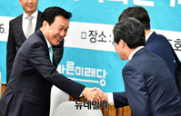 [포토] 악수 나누는 손학규-유승민