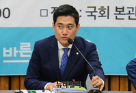 [포토] 의원 워크샵, 발언하는 오신환 바른미래당 원내대표