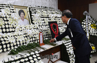 [포토] 헌화하는 김황식 전 국무총리