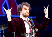 [포토] 익살스런 듀이 역 맡은 배우 '코너 글룰리'