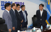 [포토] 민주당 정무위 소속 의원들과 대화 나누는 김상조 