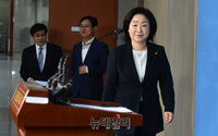 [포토] 정론관으로 들어서는 심상정 의원