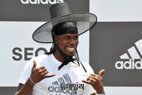 [포토] 갓 쓴 폴 포그바 "매우 좋군"