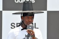 [포토] 갓 선물 받고 놀라는 '폴 포그바'