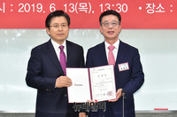 [포토] 임명장 수여하는 황교안 자유한국당 대표