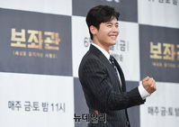 [포토] 김동준, 의원실 인턴다운 포즈 