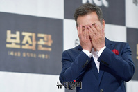 [포토] 배우 김갑수, 수줍은 포토타임