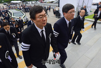 [포토] 추모식 참석하는 김홍업-김홍걸