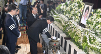 [포토] 故 이희호 여사 영전에 헌화하는 유가족