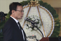 [포토] 추도사 하는 이해찬 민주당 대표