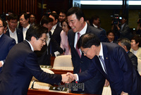 [포토] 의원들과 인사 나누는 황교안 자유한국당 대표