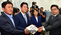 [포토] 6월 국회 집회요구서 제출하는 이동섭-추혜선-김정현