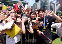 [포토] 팬들과 사진촬영하는 이광연 선수