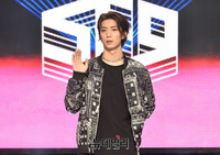 [포토] 손 인사하는 SF9 휘영