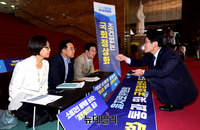 [포토] 민주당 을지로위원회 농성장 찾은 윤소하