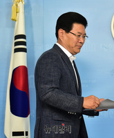 [포토] 정론관으로 들어서는 홍문종 의원