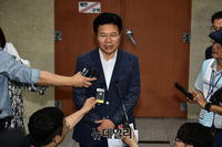 [포토] 기자들의 질문에 답하는 홍문종 의원