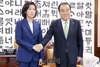 [포토] 악수 나누는 문희상-나경원