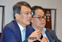 [포토] '이승만 초기 저작' 관련 발언하는 정인섭 교수