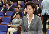 [포토] 단상으로 향하는 나경원 원내대표