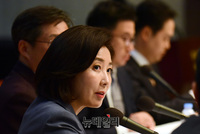 [포토] 질문에 답하는 나경원 한국당 원내대표