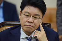[포토] 굳은 얼굴의 장제원 한국당 정개특위 간사