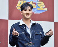 [포토] 뉴이스트 백호 "하트 받아주세요"