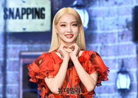 [포토] 청하 "신곡 스내핑, 사랑해주세요"