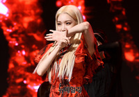 [포토] 강렬한 신곡 '스내핑' 선보이는 청하