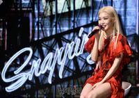 [포토] 신곡 '스내핑' 소개하는 청하