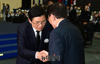 [포토] 6.25전쟁 기념식에서 만난 이해찬-황교안