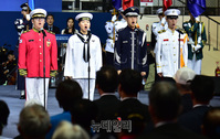[포토] 애국가 제창하는 6.25전쟁 기념식 참석자들