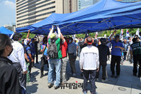 [포토] 광화문 천막 추가 설치하는 우리공화당