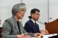 [포토] 의원들의 질문에 답하는 경경화 외교부 장관