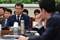 [포토] 답변하는 김연철 통일부 장관