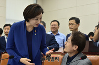 [포토] 대화 나누는 유은혜-조희연