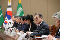 [포토] '빈 살만' 사우디 왕세자와 확대정상회담 갖는 문 대통령