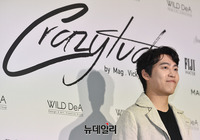 [포토] 가수 존박 "크레이지튜드 행사 왔어요"