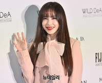 [포토] 가수 전효성, 남심 녹이는 손인사