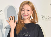 [포토] 손 인사하는 배우 신소율 