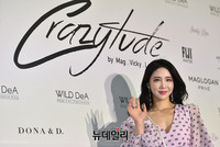 [포토] 모델 이연화, 수줍은 손 인사