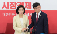 [포토] 나경원 한국당 원내표 찾은 김상조 청와대 정책실장