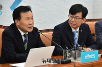 [포토] 환담 나누는 손학규-김상조