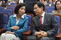 [포토] 의원총회서 대화 나누는 '황교안-나경원'