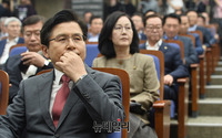 [포토] 의원총회 참석한 황교안 한국당 대표