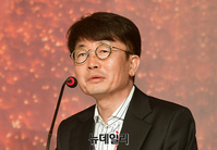 [포토] 김혜수 특별전 소감밝히는 신철 BIFAN 집행위원장