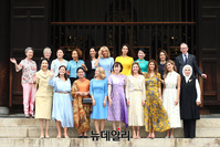 [포토] 교토 도후쿠지서 기념촬영하는 G20 정상 배우자들