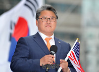 [포토] 트럼프 환영 집회서 발언하는 조원진