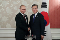 [포토] 악수하는 한-러 정상