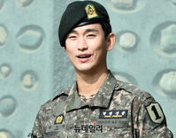 [포토] 김수현 "팬들 관심 덕에 행복하게 전역해요"